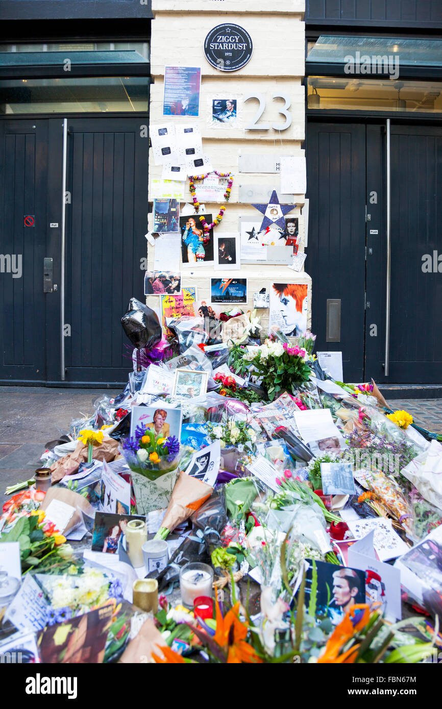 Londra, Regno Unito. 18 gennaio 2015. Appassionati di fiori di laici e di lasciare messaggi sul Heddon Street dopo la improvvisa scomparsa del musicista e attore David Bowie il 10 gennaio. Il santuario segna la posizione del coperchio fotografia di Bowie album 1972 l'aumento e la caduta di Ziggy Stardust. Credito: Nathaniel Noir/Alamy Live News Foto Stock