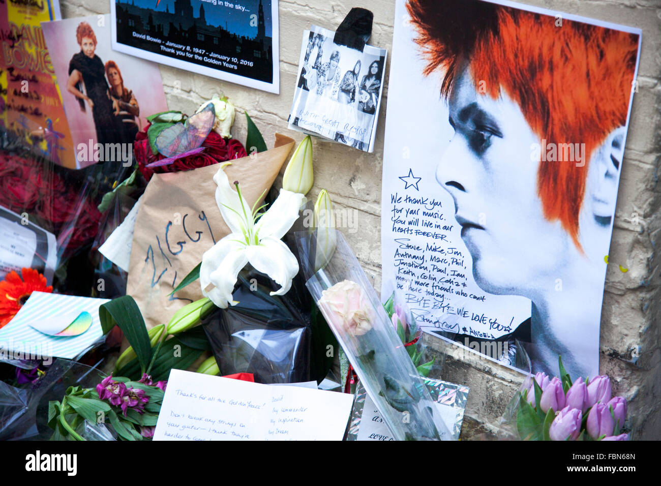 Londra, Regno Unito. 18 gennaio 2015. Appassionati di fiori di laici e di lasciare messaggi sul Heddon Street dopo la improvvisa scomparsa del musicista e attore David Bowie il 10 gennaio. Il santuario segna la posizione del coperchio fotografia di Bowie album 1972 l'aumento e la caduta di Ziggy Stardust. Credito: Nathaniel Noir/Alamy Live News Foto Stock