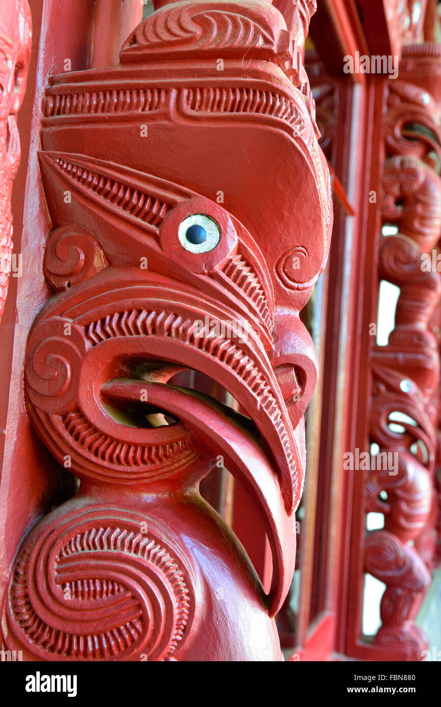 Dettaglio di intaglio sulle finestre esterne della Sala riunioni scolpita-(te Whare Rūnanga)(la Casa di Assemblea (te Whare Rūnanga) Isola del Nord,NZ Foto Stock