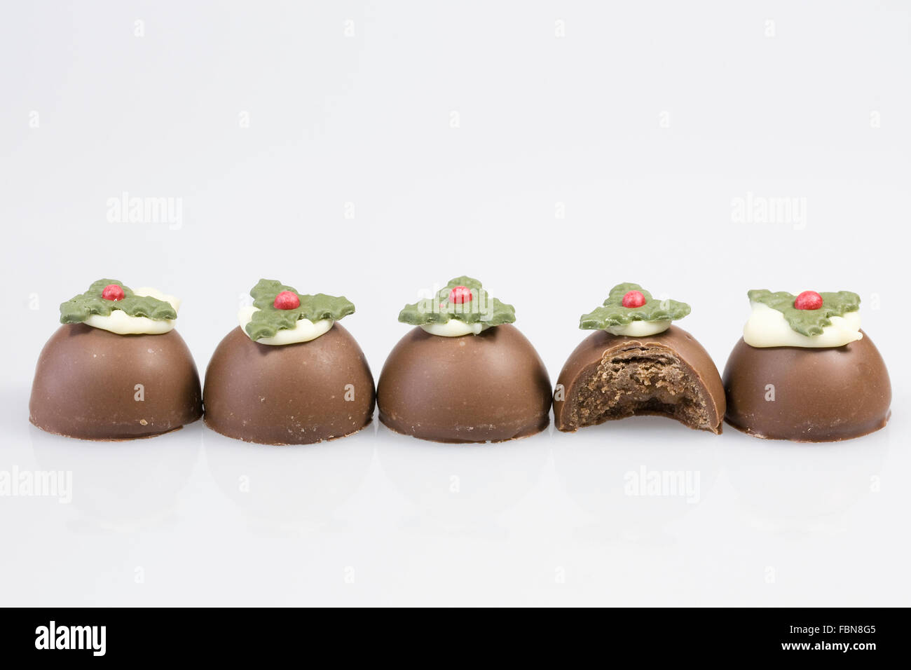 Natale al cioccolato budini su uno sfondo bianco. Foto Stock