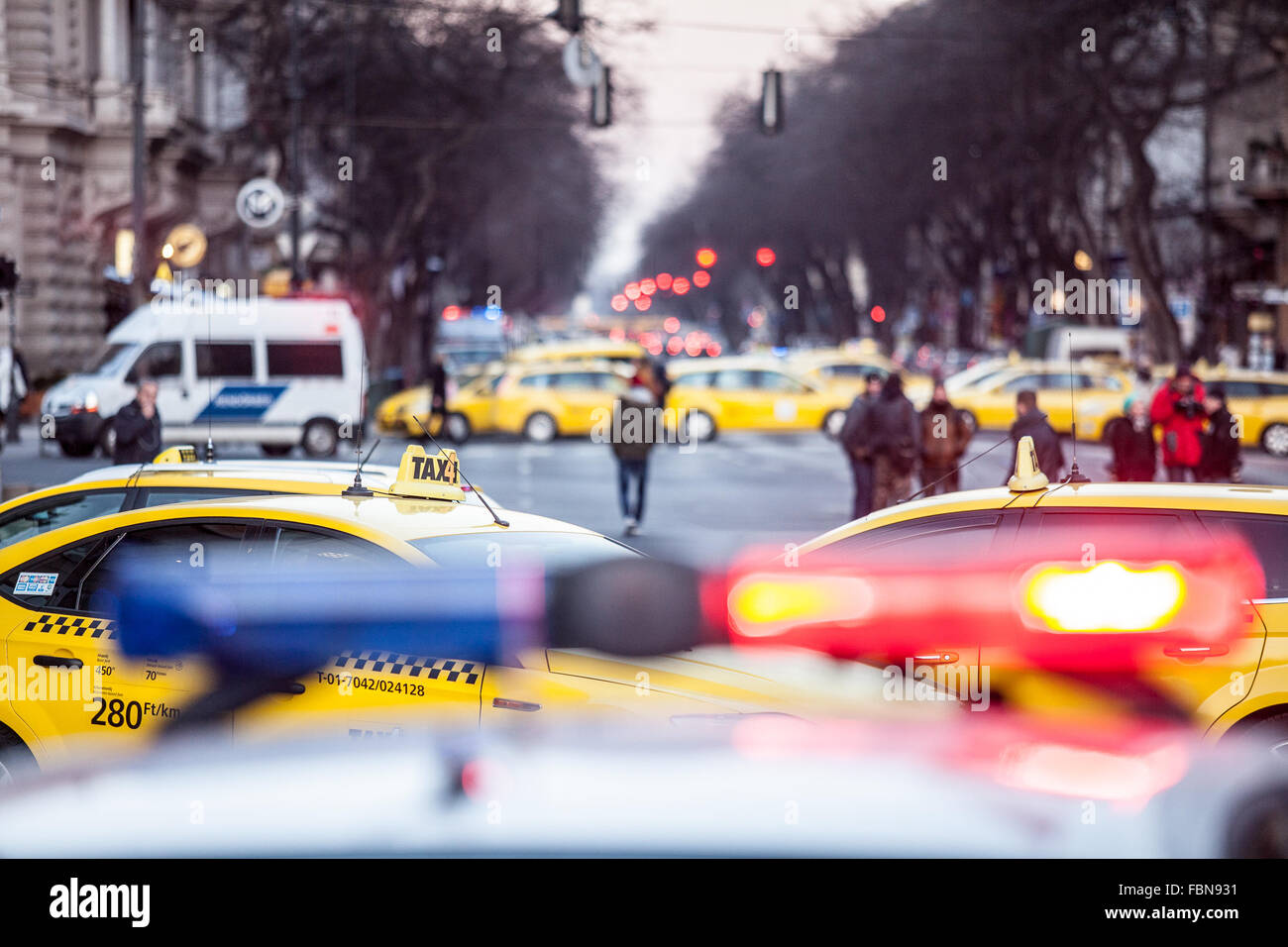 Budapest, Ungheria. 18 gennaio, 2016. Taxi protestare contro Uber applicazione in Budapest, Ungheria. 2016. 18 gennaio. Credito: Zsolt Üveges/Alamy Live News Foto Stock