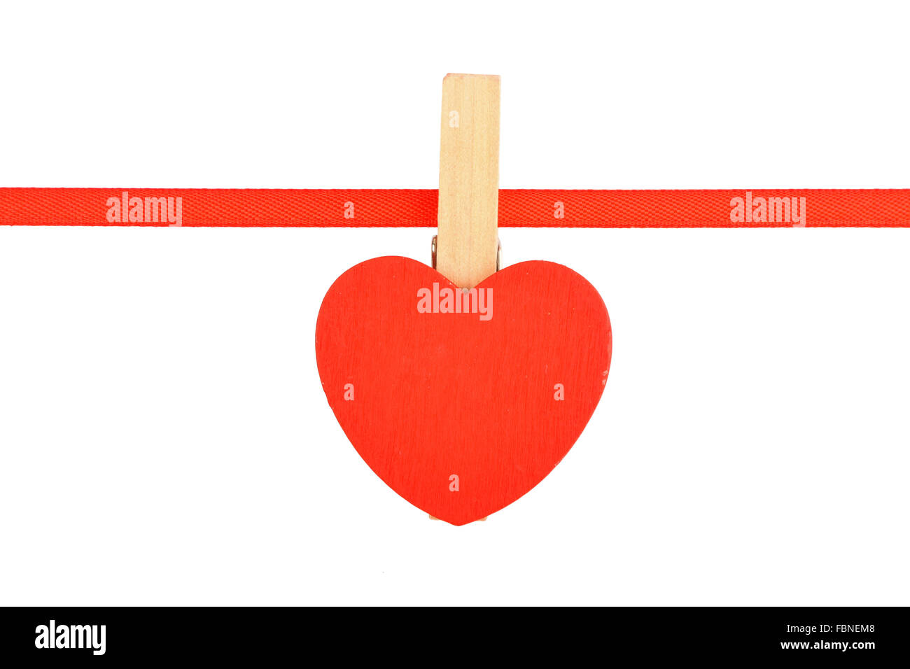 Dipinto di rosso cuore di legno con vestiti pin sul nastro tessile isolati su sfondo bianco Foto Stock