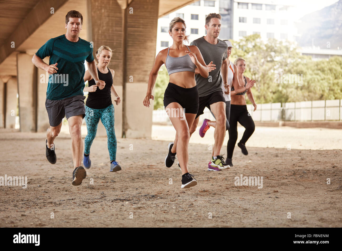 Determinato gruppo di giovani in esecuzione insieme in città. Running Club membri della formazione insieme. Foto Stock