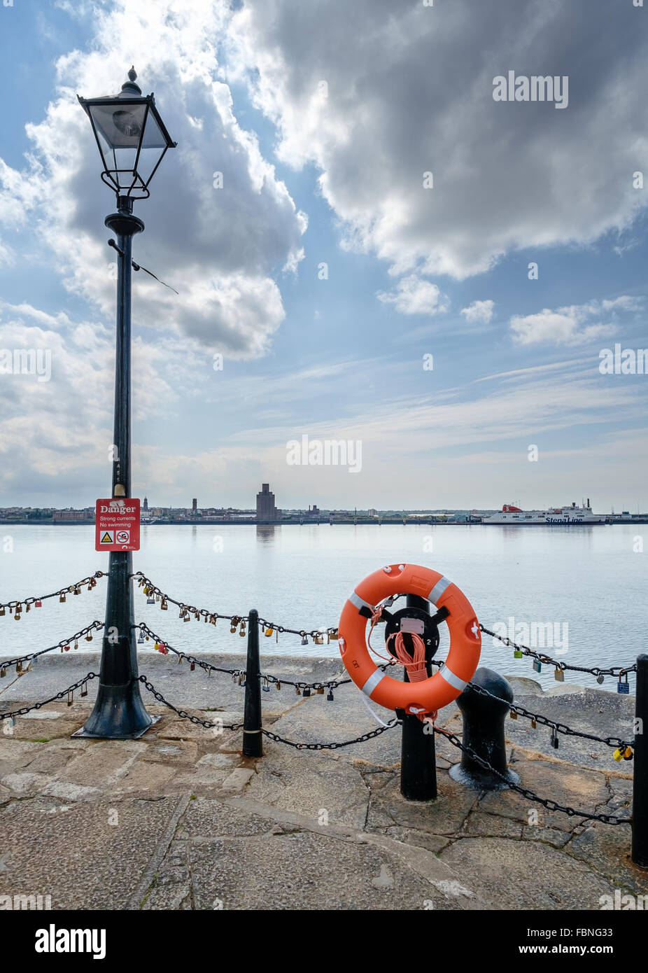 Vista dal molo di Liverpool, guardando attraverso il Mersey. Foto Stock