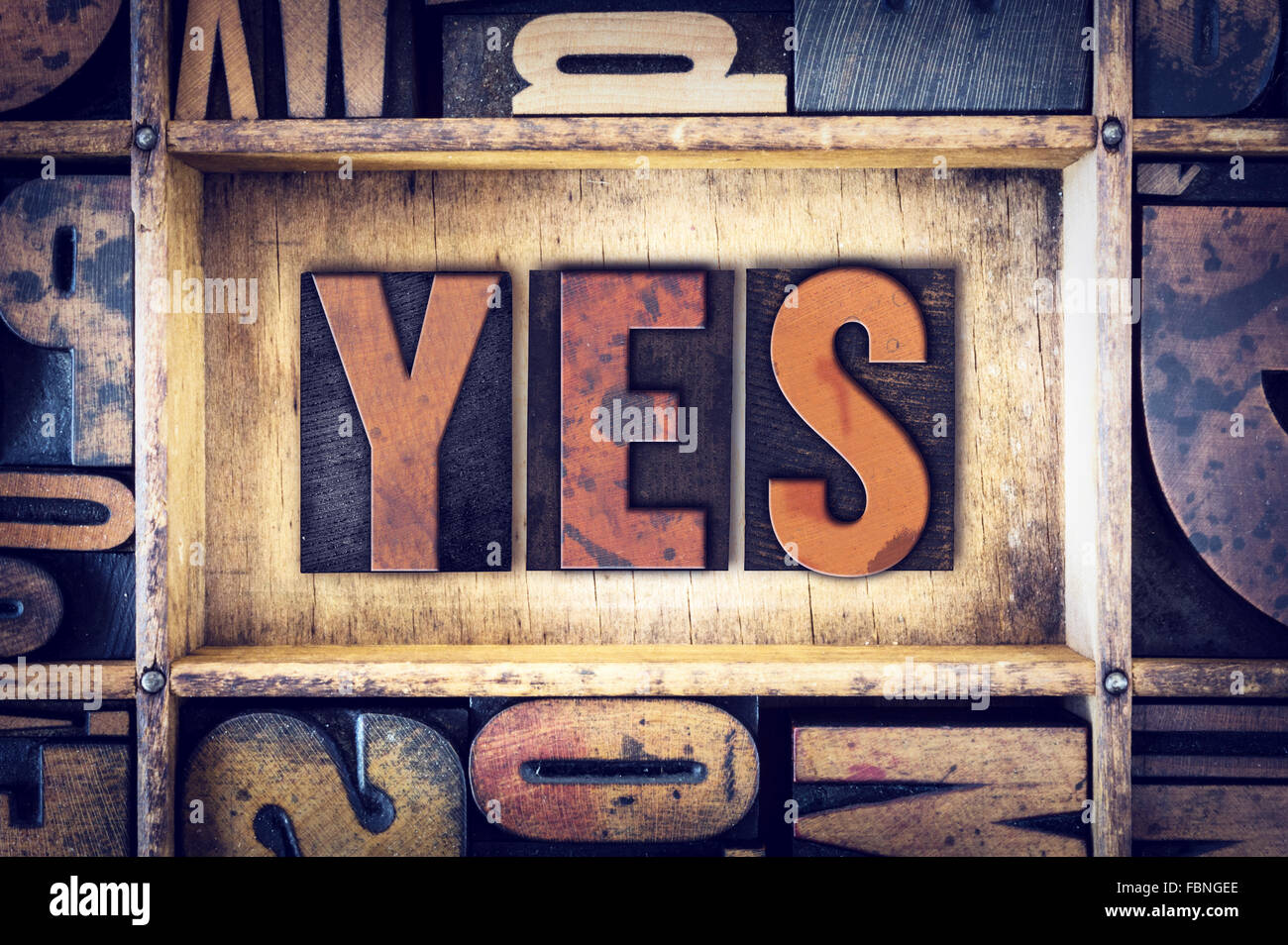La parola "sì" scritto in legno vintage tipo di stampa in rilievo. Foto Stock