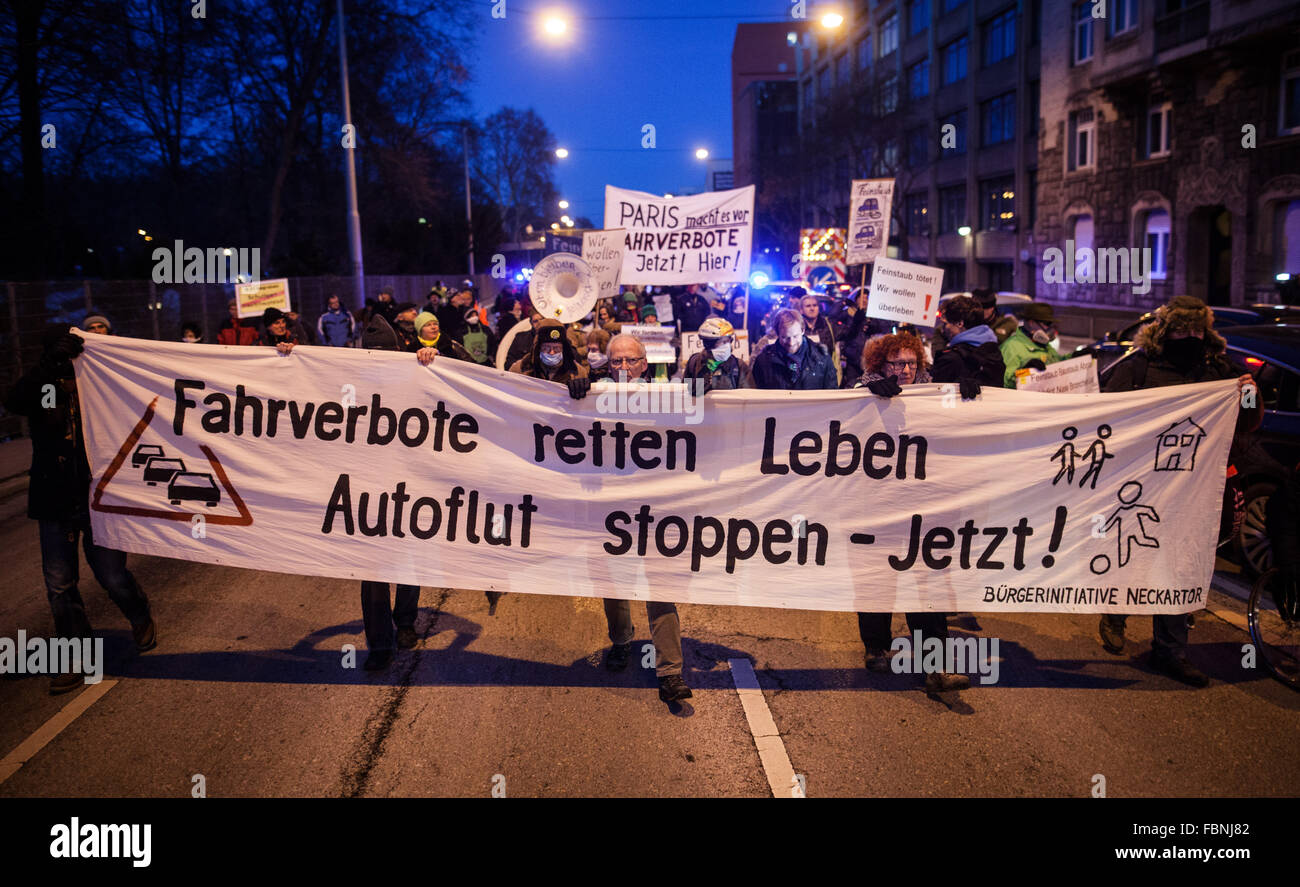 Stuttgart, Germania. 18 gennaio, 2016. I partecipanti portano striscioni e cartelli per protestare contro i più alti livelli di inquinanti atmosferici durante una manifestazione contro la polvere fine inquinamento nel centro della città di Stoccarda, Germania, 18 gennaio 2016. Foto: Christoph Schmidt/dpa/Alamy Live News Foto Stock