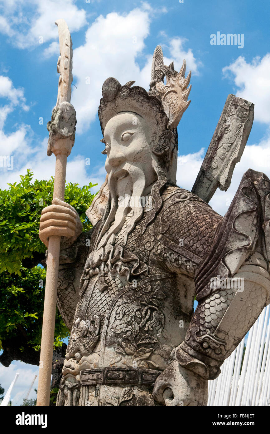 Custode statua al Wat Pho, il Tempio del Buddha reclinato; Bangkok, Thailandia Foto Stock