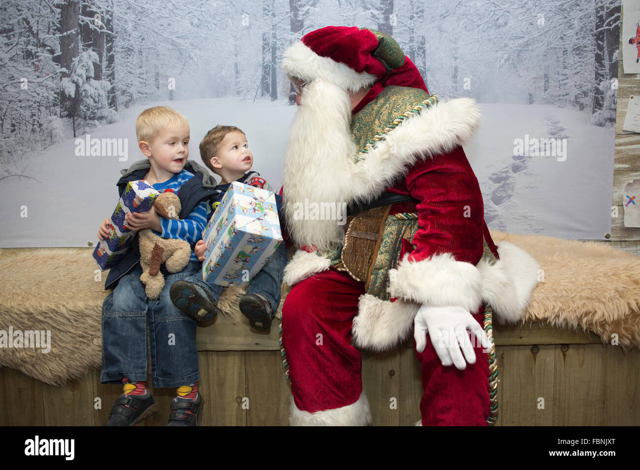 Ragazzi di età compresa tra i 2 e i 5 anni) Riunione di Babbo Natale in un grande magazzino Santa Grotta, England, Regno Unito Foto Stock
