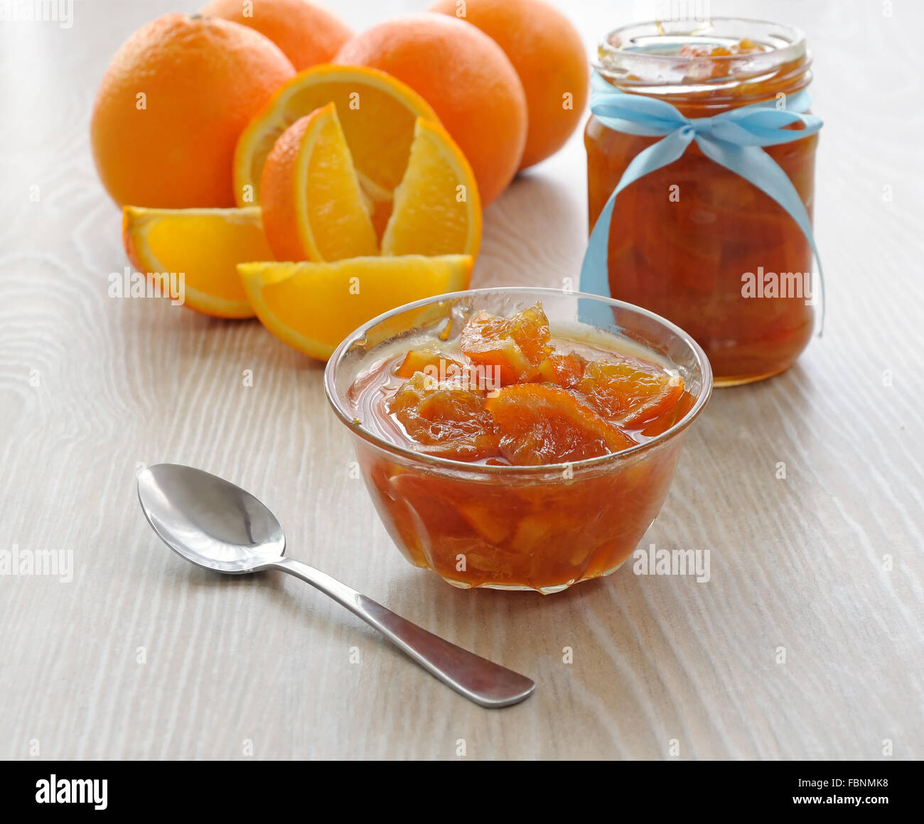 Nettare di arance in una ciotola e una pentola di succo di arancia in background Foto Stock