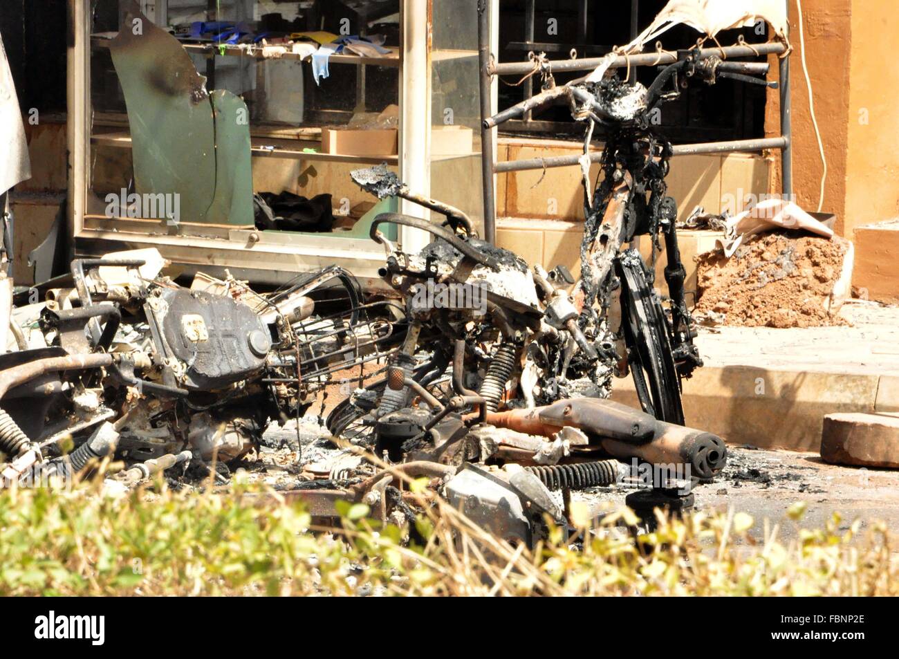 Ouagadougou, Burkina Faso. 18 gennaio, 2016. bruciato e saccheggiato facciate, motocicli e autoveicoli calcinato, smalto rotto è la relazione che siamo in grado di fare tre giorni dopo gli attentati terroristici commessi sul magnifico hotel e il caffè ripristinando il cappuccino a Ouagadougou in Burkina Faso. I corpi delle vittime che è stata rimossa la polizia scientifica continua le sue indagini. Va ricordato che non abbiamo avuto accesso all'interno di luoghi. Credito: imagespic/Alamy Live News Foto Stock