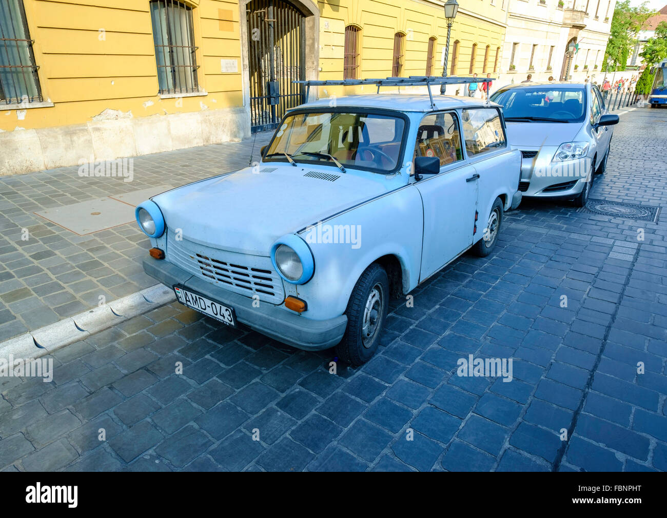 Trabant vettura realizzata nella ex Germania est sulla strada di Budapest Ungheria Foto Stock