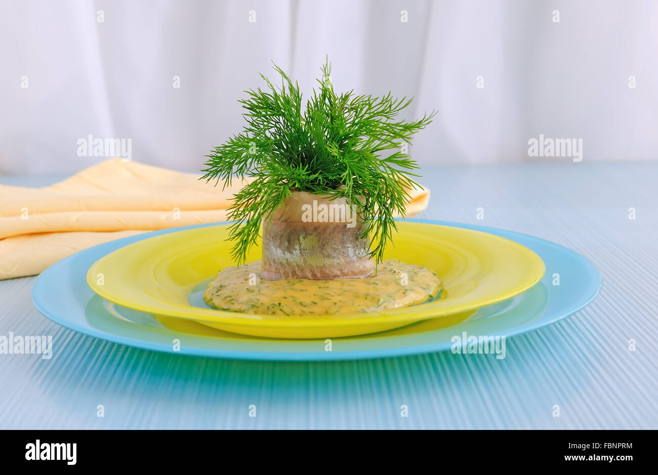 Rotolo di Filetti di aringhe in salsa di senape con erbe aromatiche Foto Stock