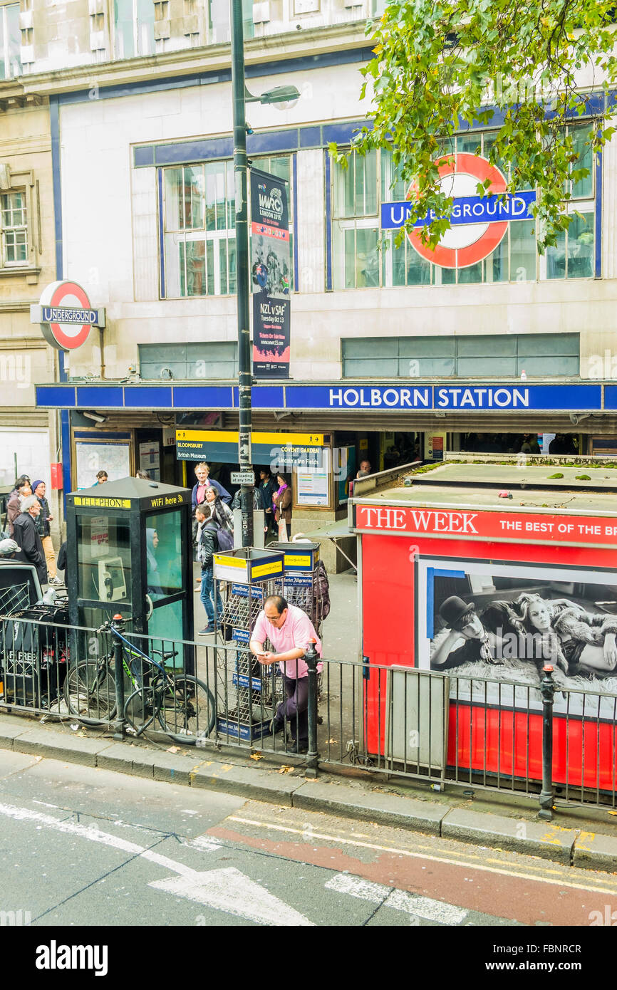 Scena di strada, stazione della metropolitana di Holborn, Londra, Inghilterra Foto Stock