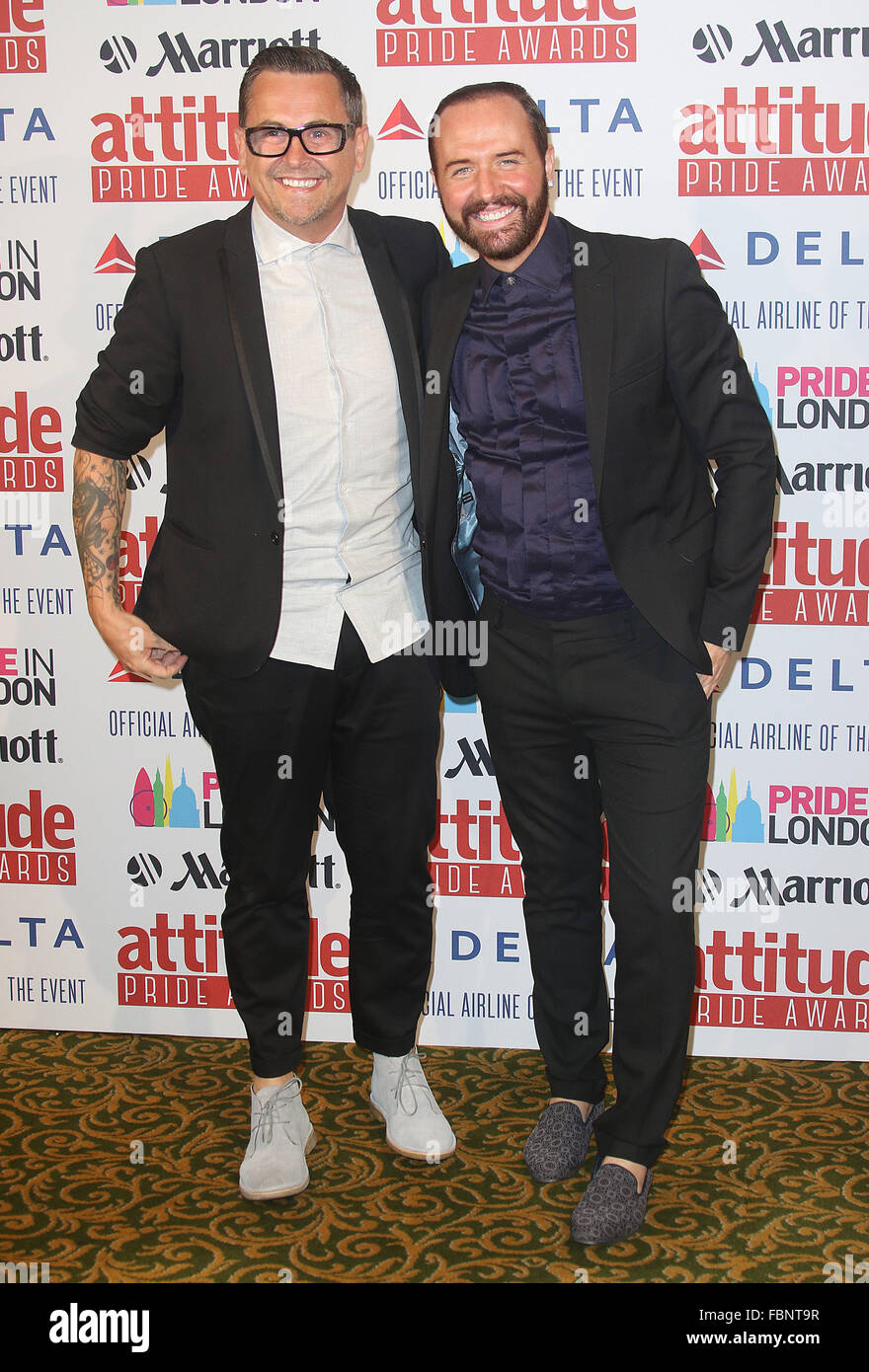 Jun 26, 2015 - Londra, Inghilterra, Regno Unito - Chris destriero e Stephen Webb da Gogglebox frequentando atteggiamento inaugurale orgoglio Awards, hono Foto Stock