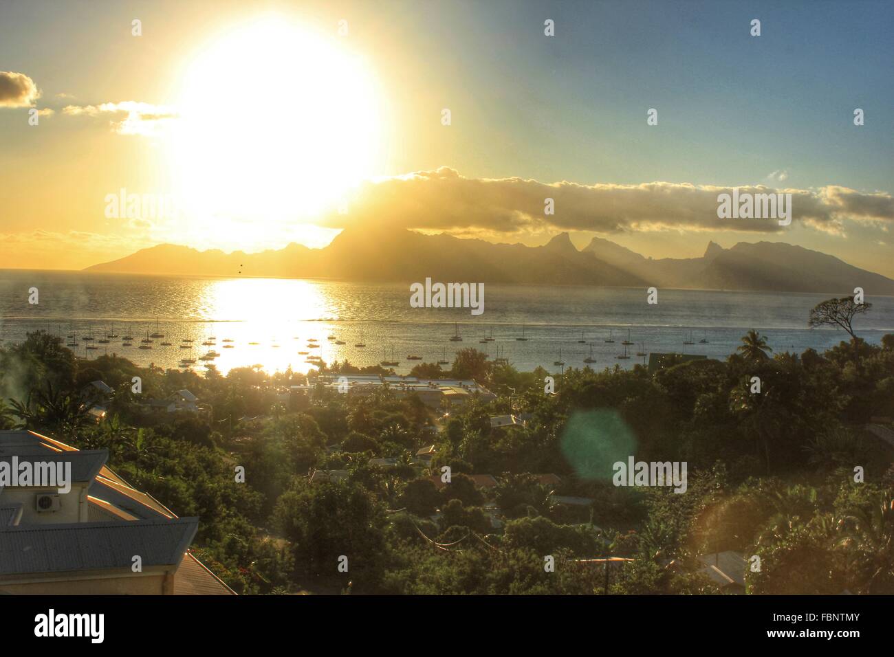 Vista panoramica del mare e monti contro il sole luminoso Foto Stock