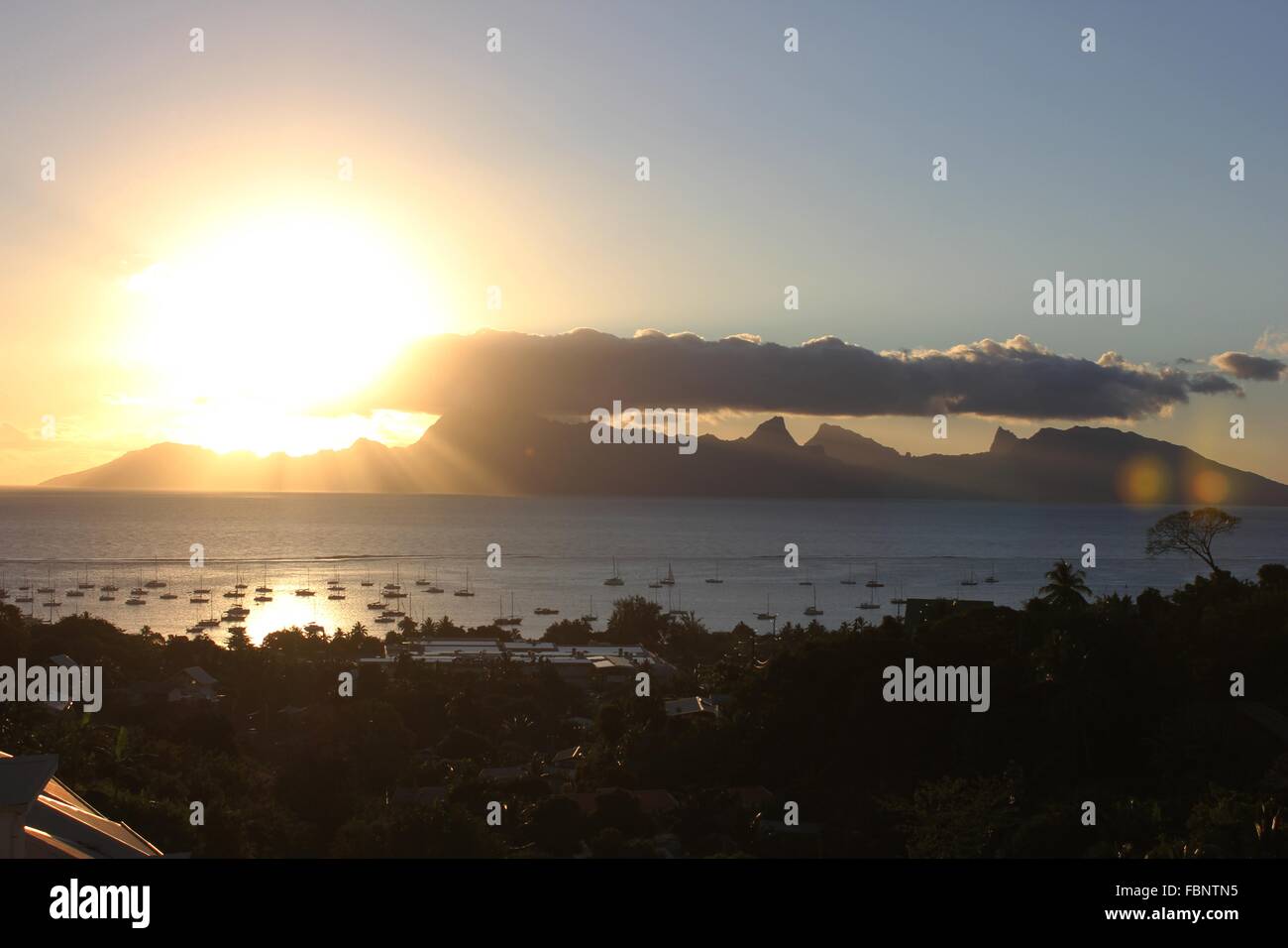 Vista panoramica del mare e monti contro il sole luminoso Foto Stock