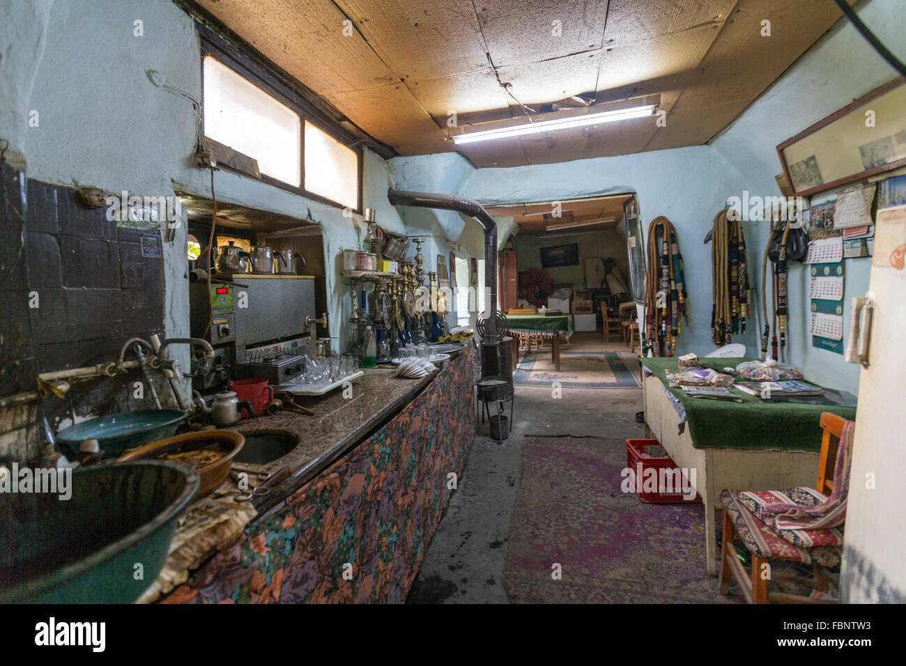 Il cafe bar contatore con bagno turco acqua shisha tubo di fumo nel vecchio Pergamon bazaar, Bergama. Foto Stock