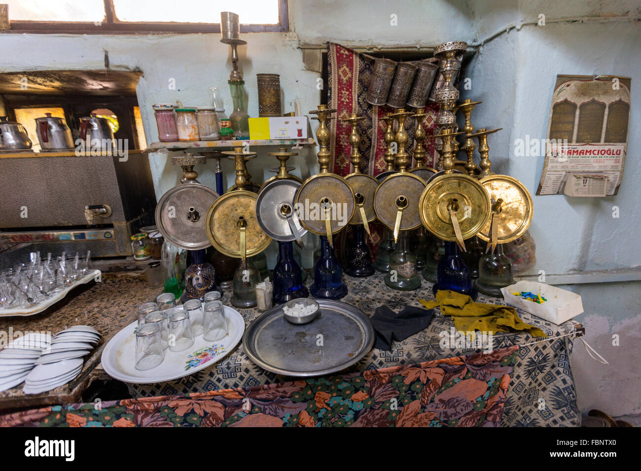 Il cafe bar contatore con bagno turco acqua shisha tubo di fumo nel vecchio Pergamon bazaar, Bergama. Foto Stock