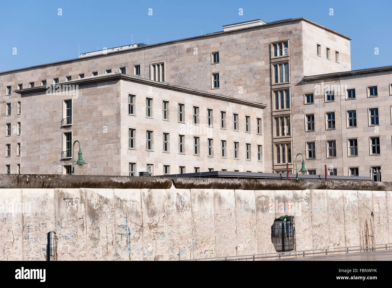 Con il muro di Berlino blocco orientale degli edifici Foto Stock