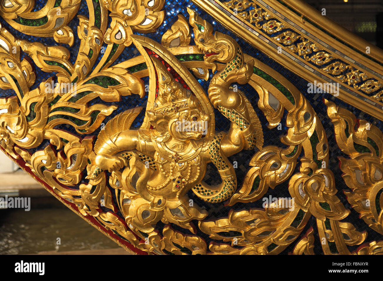 Garuda combattendo contro un nagas, decorazione sul narai canzone suban Royal Barge, nazione museo di royal chiatte, bangkok, Thailandia, in Asia. Foto Stock