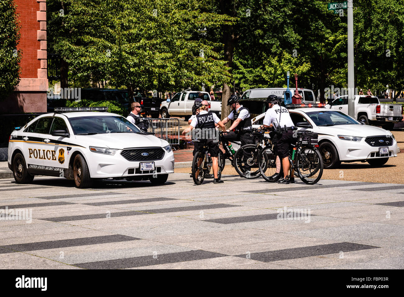Gruppo di Stati Uniti servizio segreto di ciclisti di polizia e Ford Taurus auto della polizia, Washington DC Foto Stock