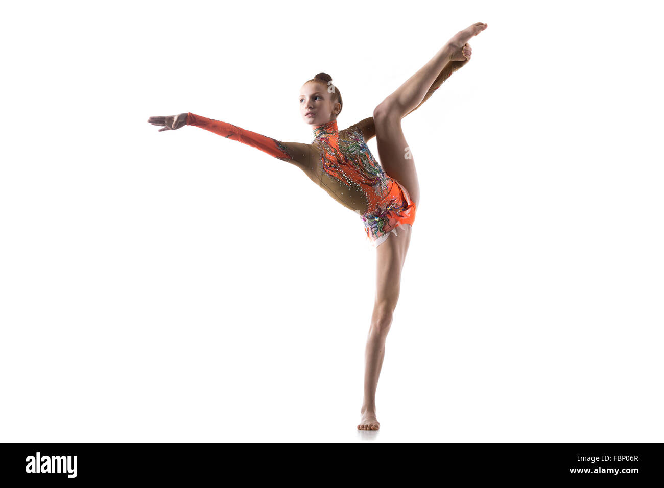 Bella atleta ginnasta ragazza adolescente che indossa la ballerina colorata leotard lavorando fuori, dancing, ponendo, facendo ginnastica in equilibrio Foto Stock