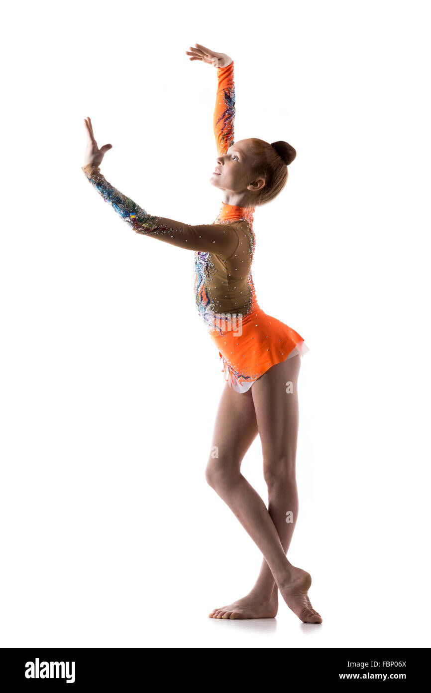 Bella felice fit teenage ragazza ballerina ballerina indossa orange leotard lavorando fuori, dancing, ponendo, facendo ginnastica artistica Foto Stock
