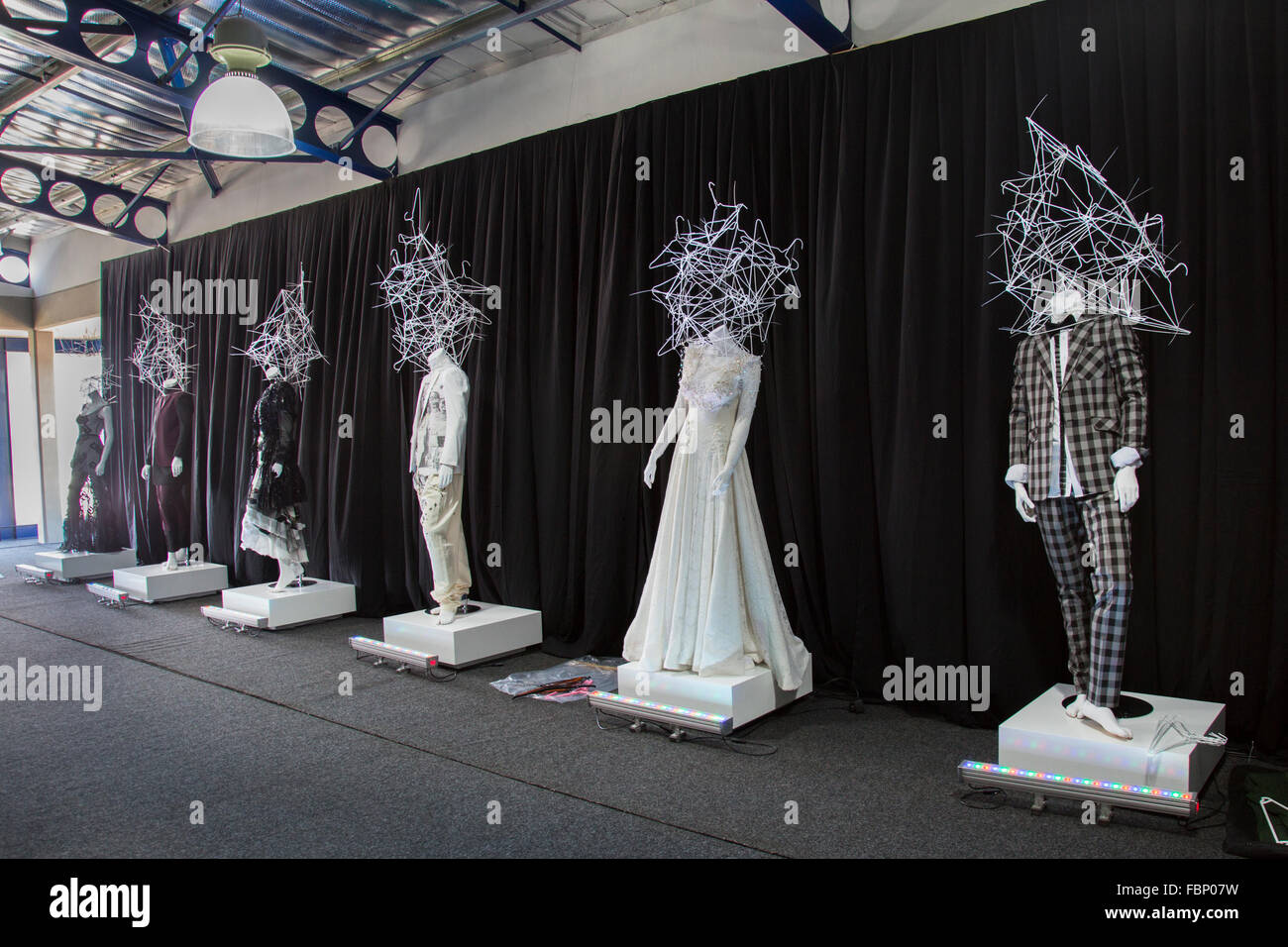 Manichini vestiti con African-stile di alta moda voci sul display durante la moda e spettacolare evento ospitato da Sud Af Foto Stock