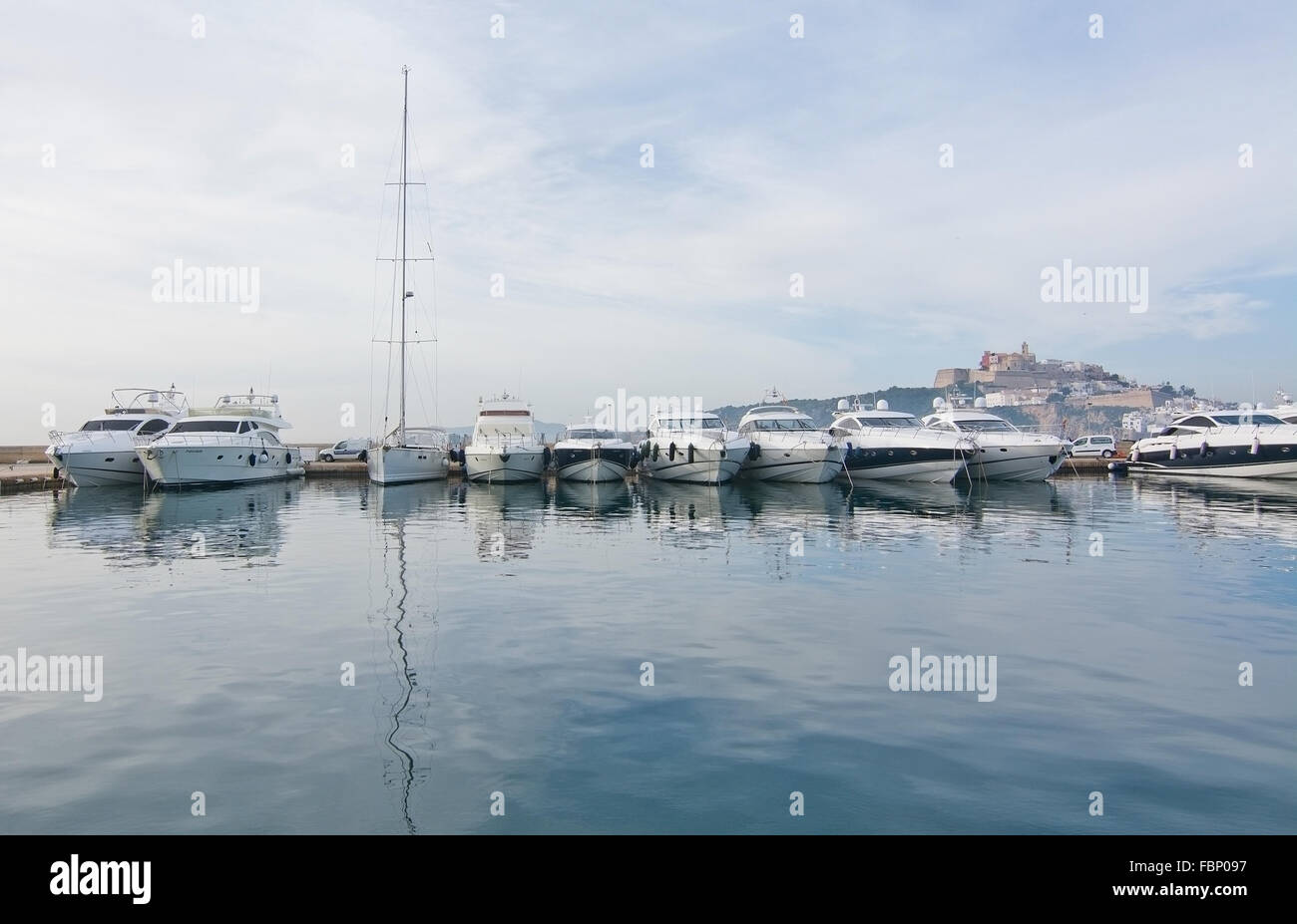 Ormeggiate barche e città vecchia Dalt Vila in background su un soleggiato inverno mattina sul dicembre 17, 2015 in Ibiza, Spagna. Foto Stock