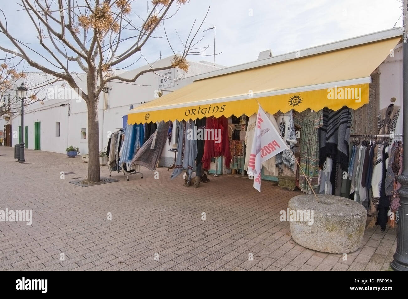 Negozio di moda origini outdoor display sul dicembre 16, 2015 a Santa Gertrudis de Fruitera in Ibiza, isole Baleari, Spagna Foto Stock