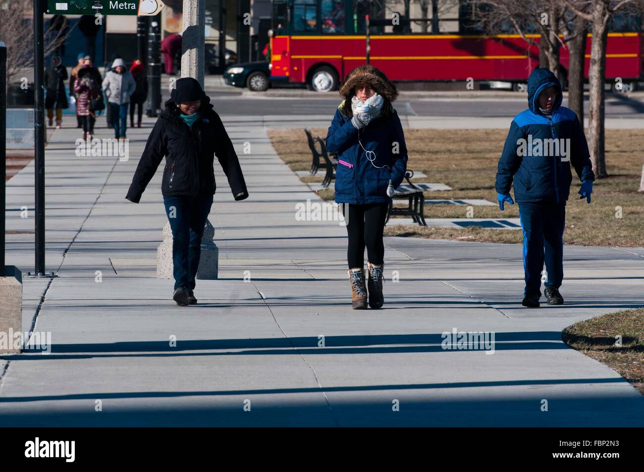Chicago, Stati Uniti d'America. 18 gennaio, 2016. La gente camminava per le  strade con cappelli e guanti a Chicago, negli Stati Uniti il 7 gennaio 18,  2016. Essa è la più fredda
