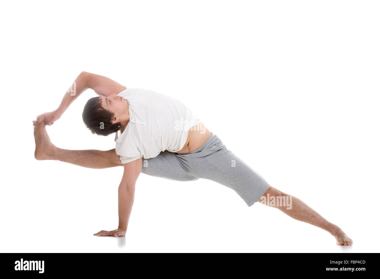 Sporty giovane uomo che lavora fuori, in piedi nel lato Vishvamitrasana bend, Visvamitra pongono a piena lunghezza studio shot Foto Stock