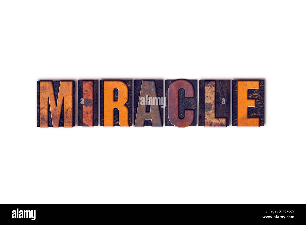 La parola 'miracolo' scritto in isolati di legno vintage tipo di stampa in rilievo su uno sfondo bianco. Foto Stock