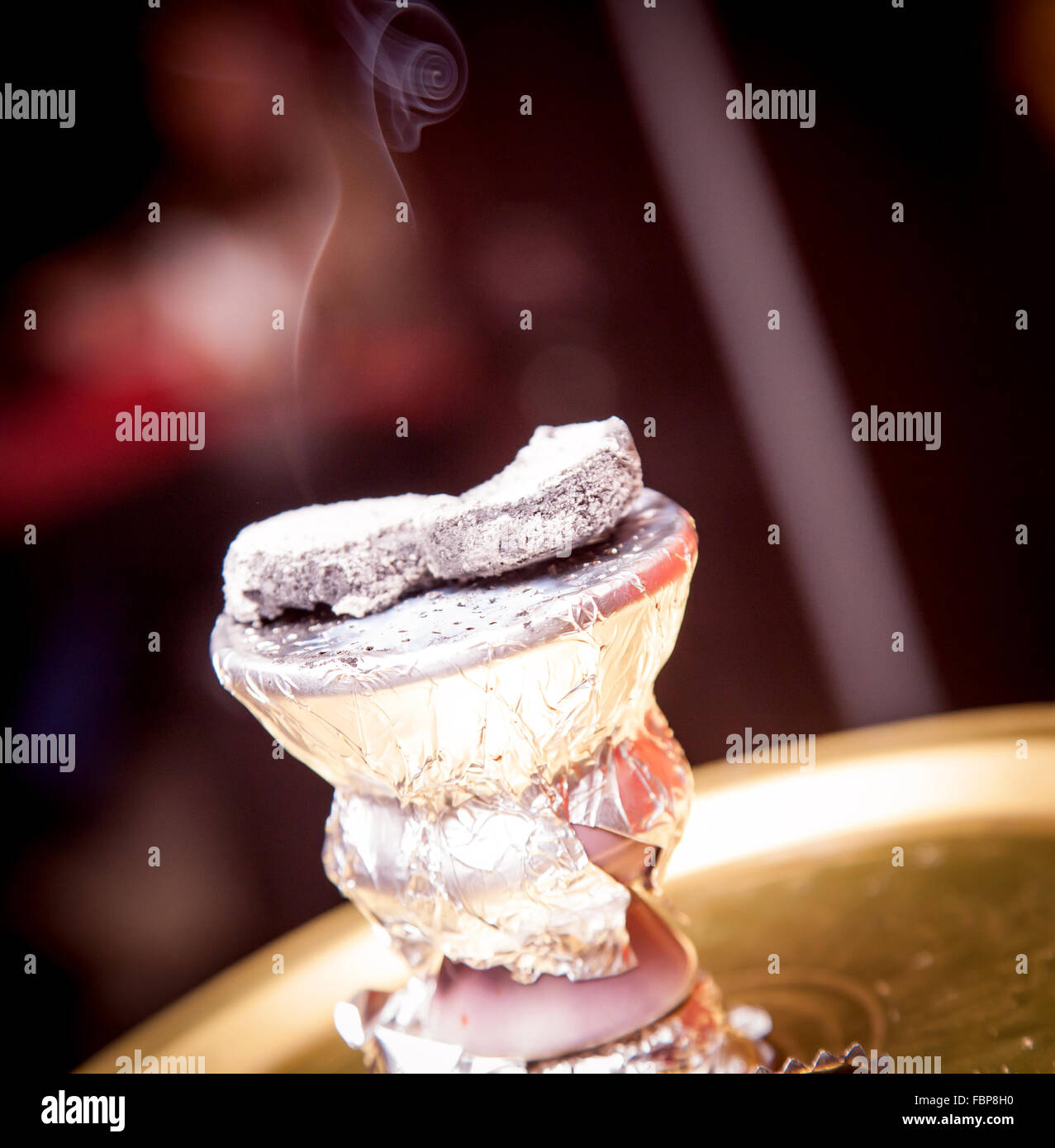 Hookah carboni ardenti per fumare e per il tempo libero Foto Stock