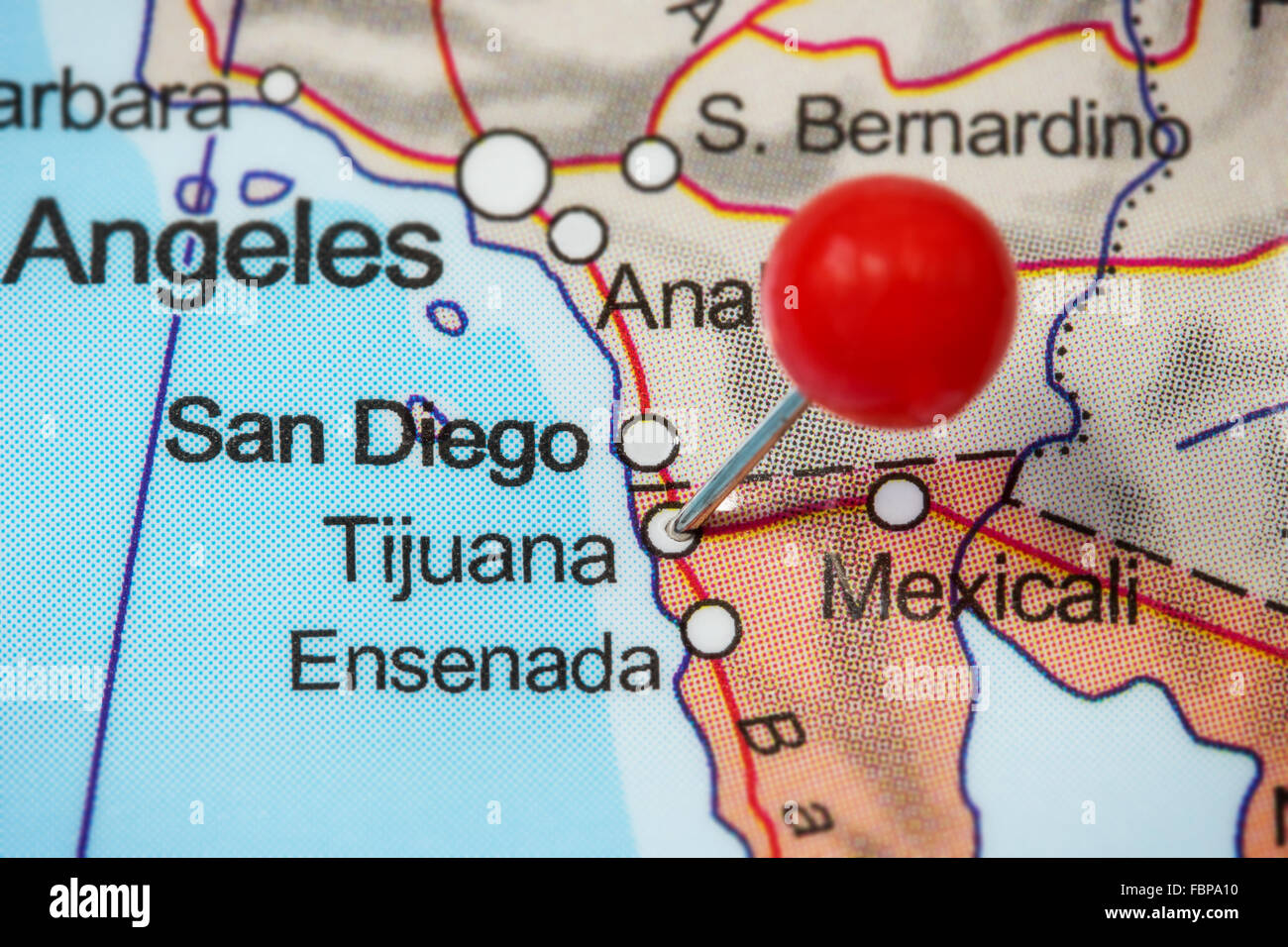 Close-up di una puntina rossa in una mappa di Tijuana, Messico. Foto Stock