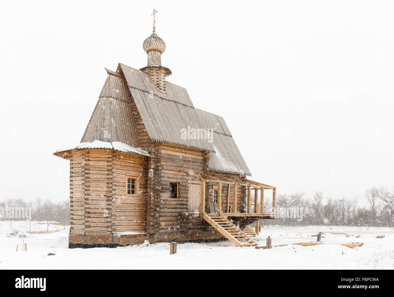 Chiesa di legno in inverno Foto Stock