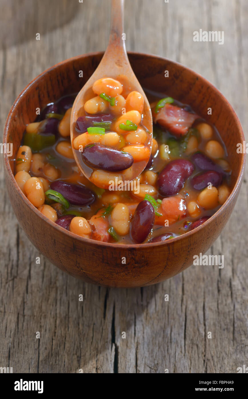 Due tipi di fagioli cotti sul tavolo di legno Foto Stock