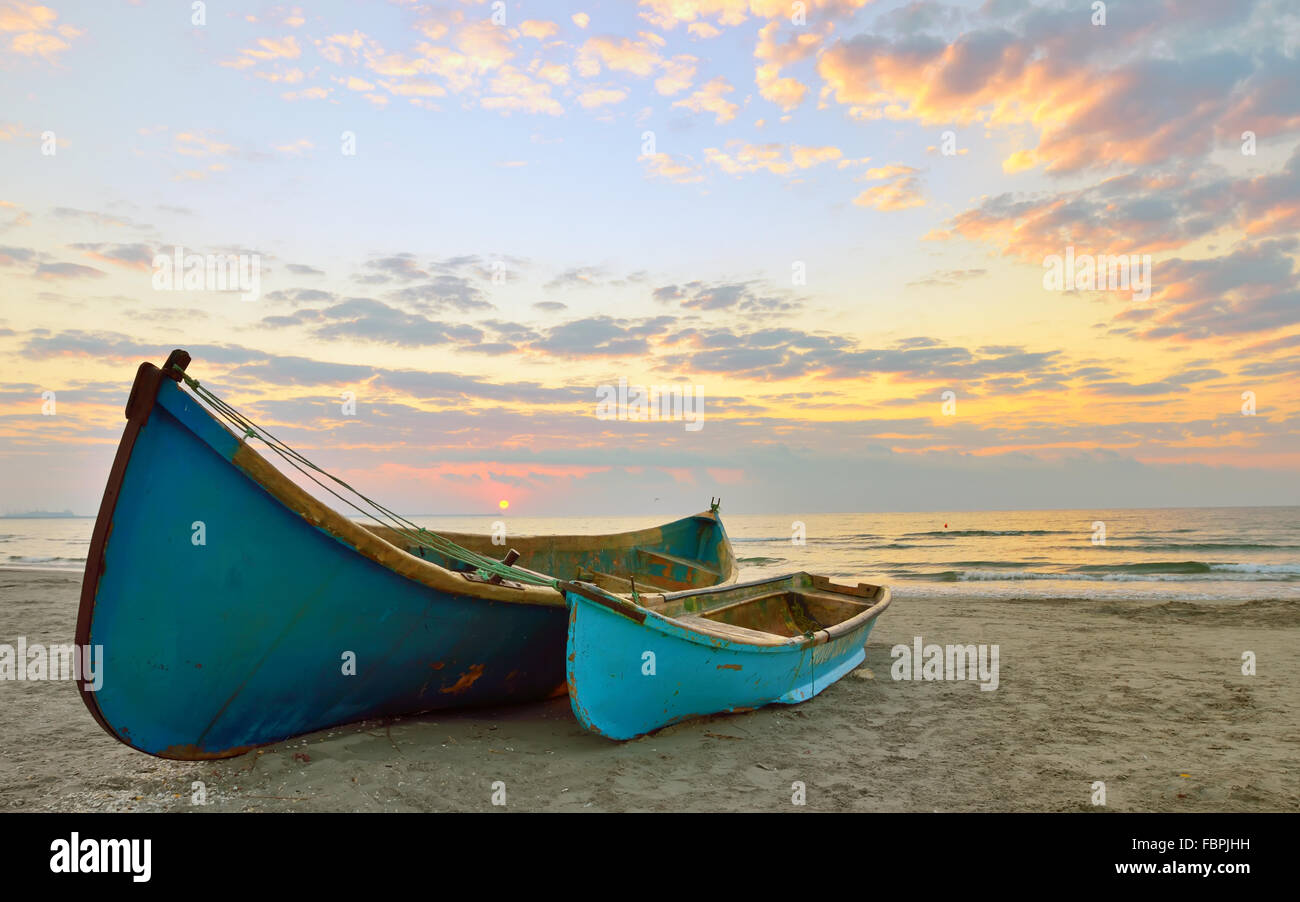 Due barche di pescatori al tempo di sunrise Foto Stock