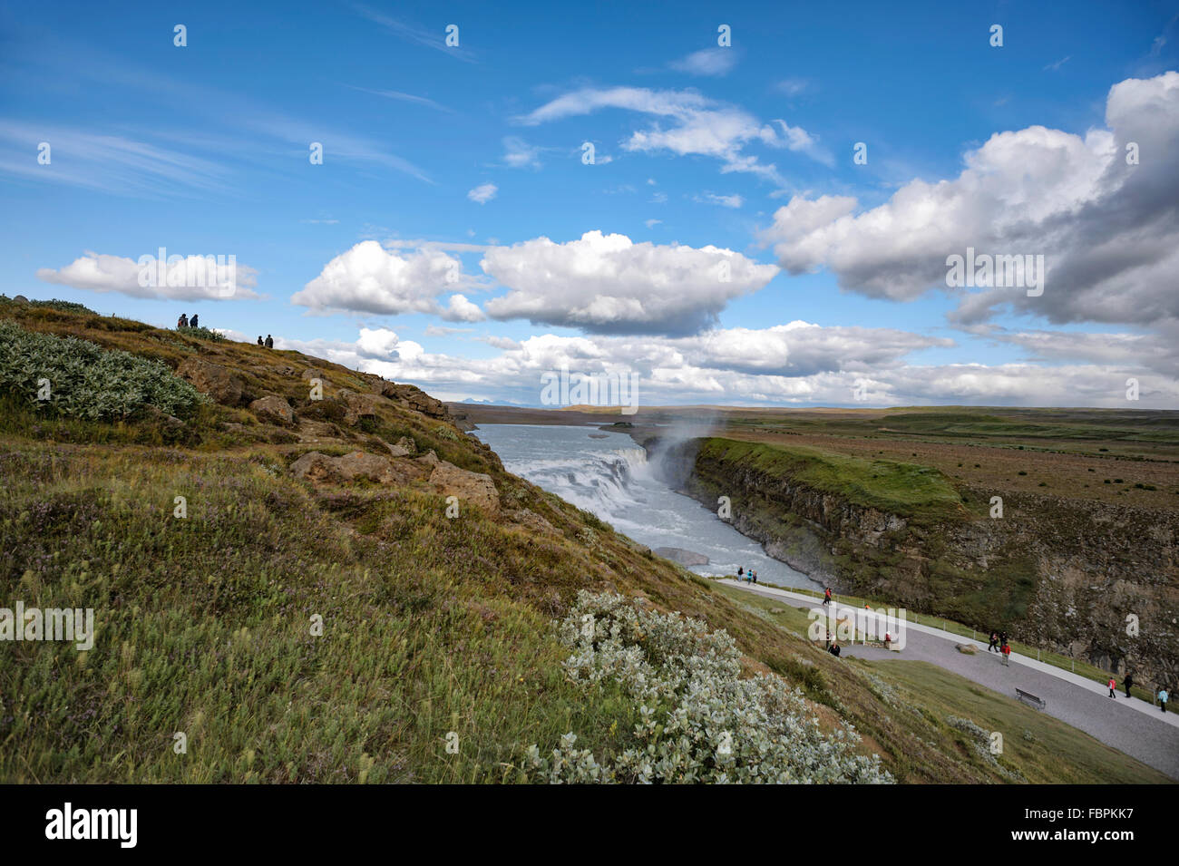 Cascate Gullfoss sul Golden Circle Tour in Islanda, un punto di riferimento della destinazione di viaggio e una meraviglia della natura con una doppia cascata. È nel sud dell'Islanda sull'Hvítá Hvita (bianco) fiume che viene alimentato dal Langjokull Langjökull glacier. Foto Stock