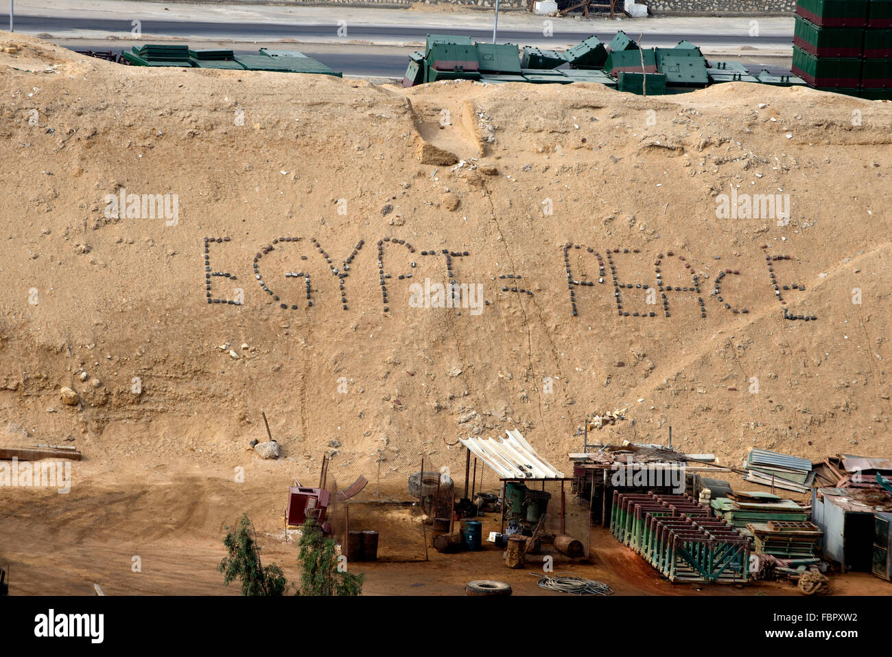 Egitto Canale di Suez messaggio nella duna di sabbia Egitto = LA PACE Foto Stock
