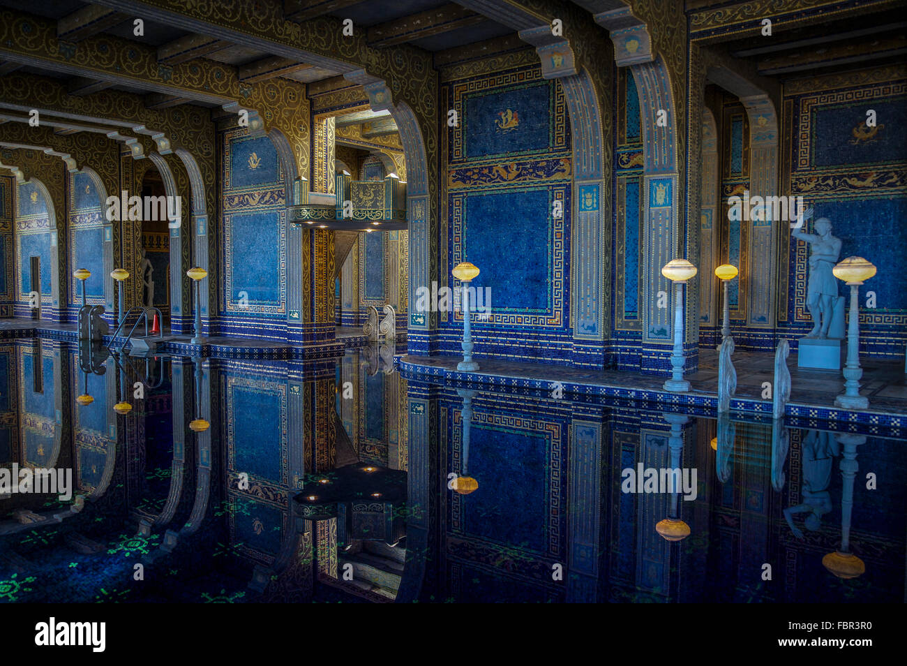 La grande piscina termale presso il Castello di Hearst, lungo la costa della California. Foto Stock