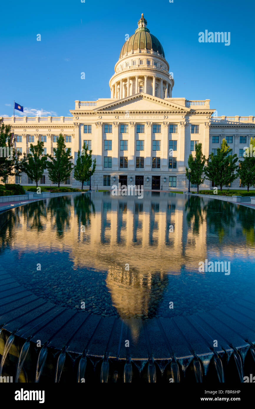 La riflessione della Utah capitale dello Stato in un pool di wafer Foto Stock