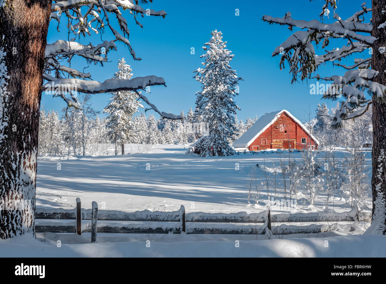 Bella inverno granaio rosso su una fattoria Foto Stock