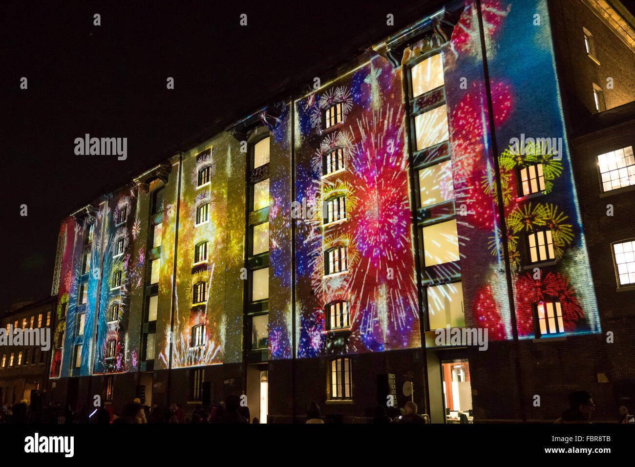 Lumiere London light festival 2016. Il Circus della luce sulla Granary Building Kings Cross London REGNO UNITO Foto Stock