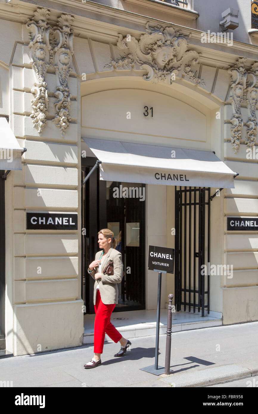 Donna cammina passato Coco Chanel originale del negozio, 31 Rue Cambon, Parigi, Ile-de-France, Francia Foto Stock