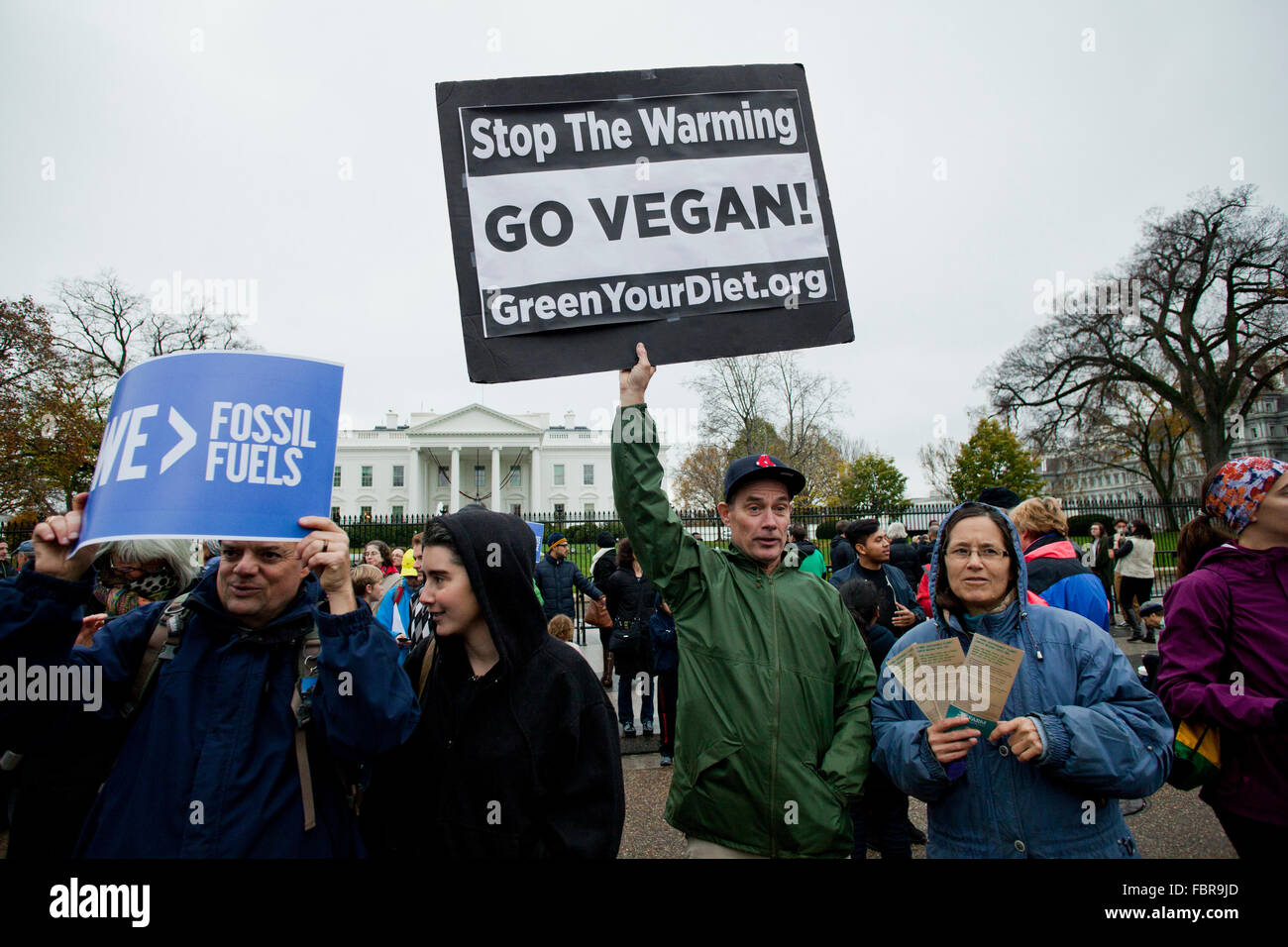 Novembre 21, 2015, Washington DC USA: attivisti ambientali protesta di fronte alla Casa Bianca (man holding 'Salva il nostro pianeta, Go Vegan " segno) Foto Stock