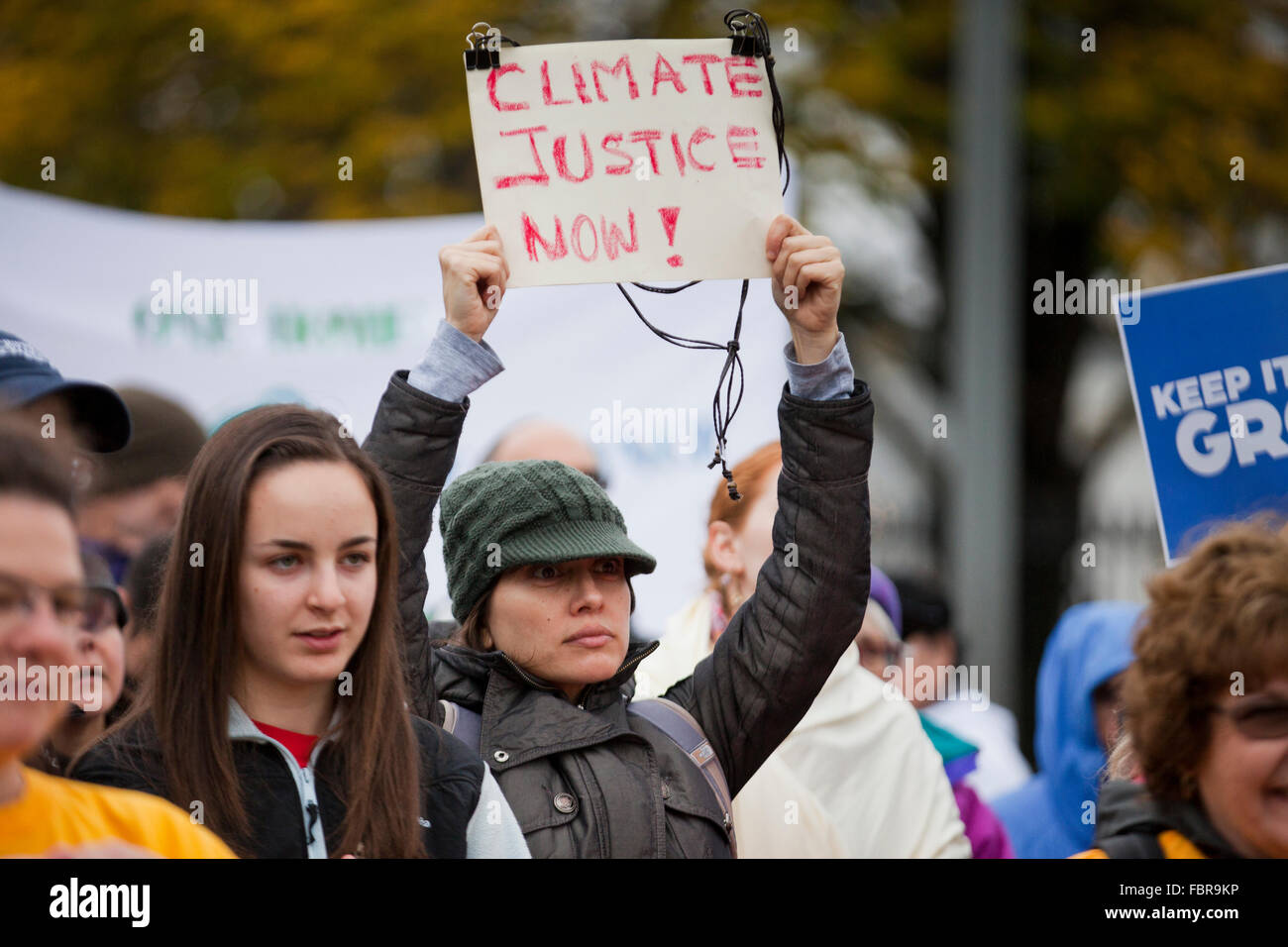 Novembre 21, 2015, Washington DC USA: attivisti ambientali protesta di fronte alla Casa Bianca (donna tenendo premuto 'giustizia climatica ora' segno) Foto Stock