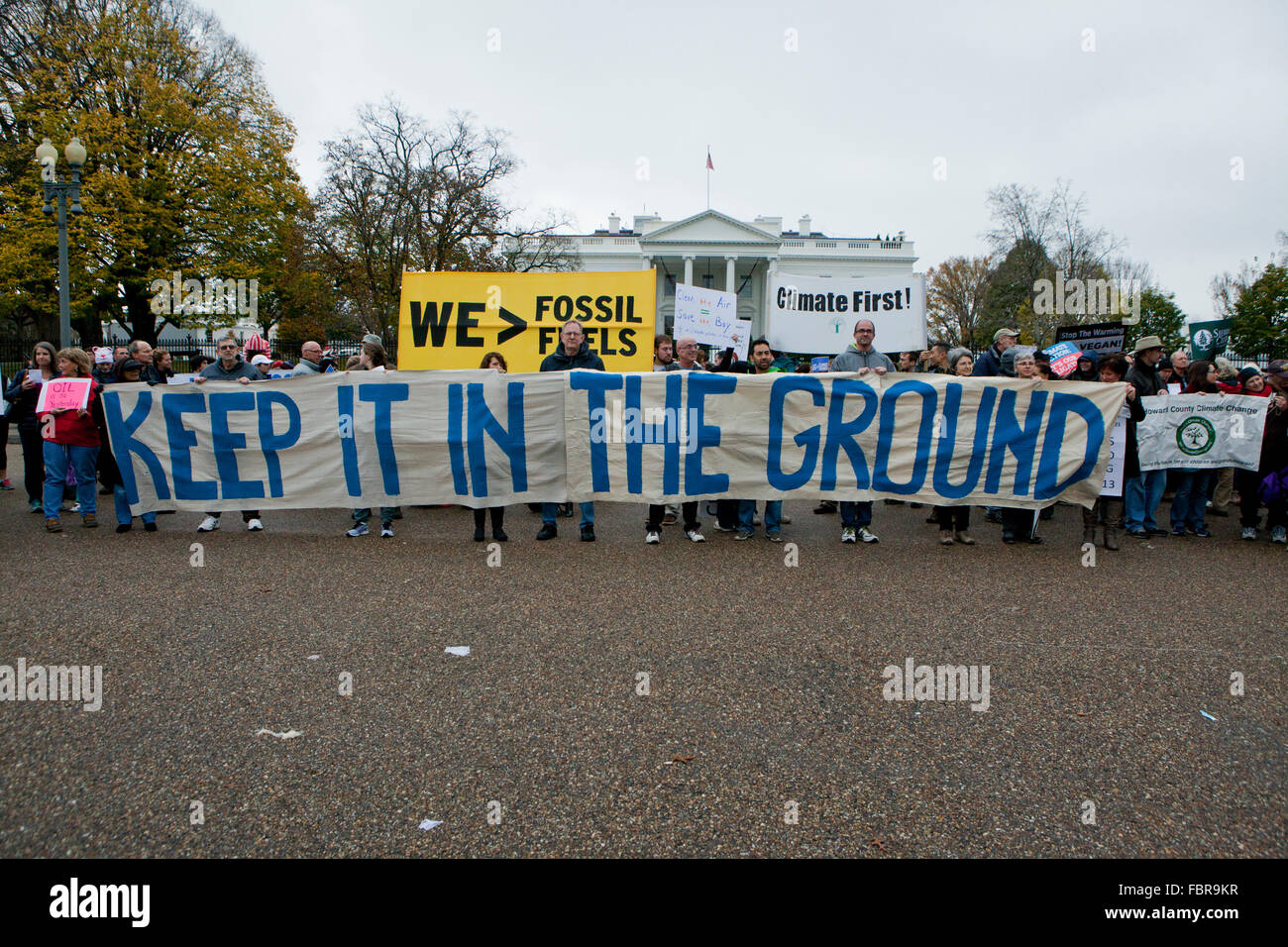 Novembre 21, 2015, Washington DC USA: attivisti ambientali protesta di fronte alla Casa Bianca (manifestanti tenendo premuto 'tenere in terra' banner) Foto Stock