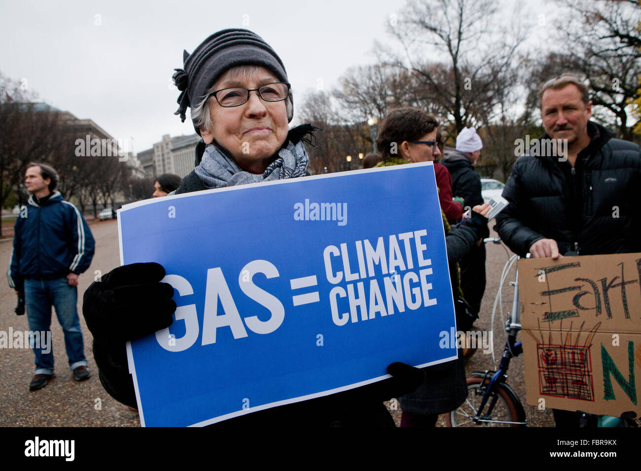 Novembre 21, 2015, Washington DC USA: attivisti ambientali protesta di fronte alla Casa Bianca (donna azienda 'Gas = Cambiamento climatico " segno) Foto Stock