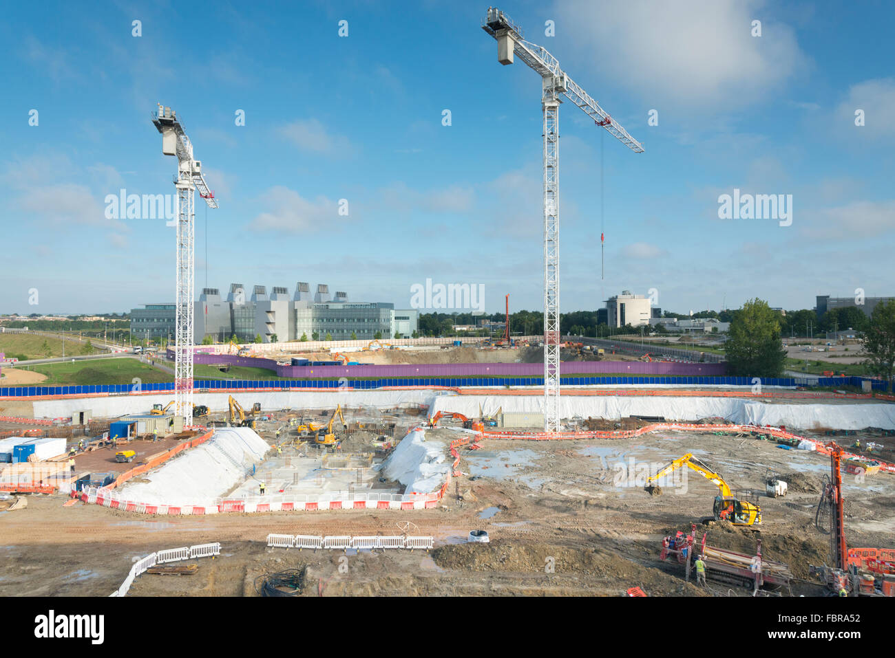 Edifici essendo costruito su un sito di costruzione al Cambridge Campus Biomedico Cambridge Regno Unito Foto Stock
